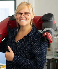 Medizintechnik-Studentin mit Roboter